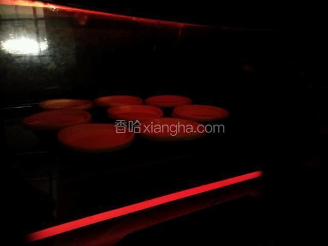 烤箱需提前预热十分钟，200度上下火，烤箱中层烤十五分钟，就可以出炉了。