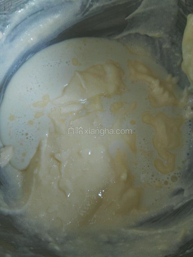 放入牛奶搅拌均匀