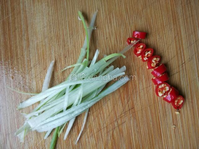 大葱丝和小红辣椒段