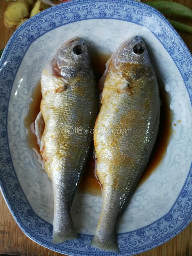 放入黄酒，六月鲜白酱油，