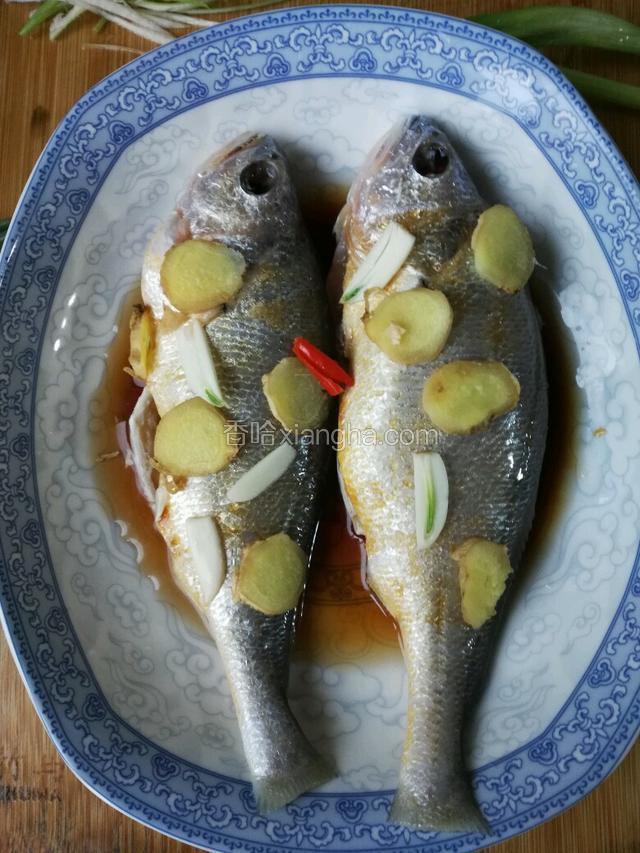 放一点点盐（咸淡吃准，因为鱼腌过的），姜片，味精，放入一小段辣椒，大蒜片