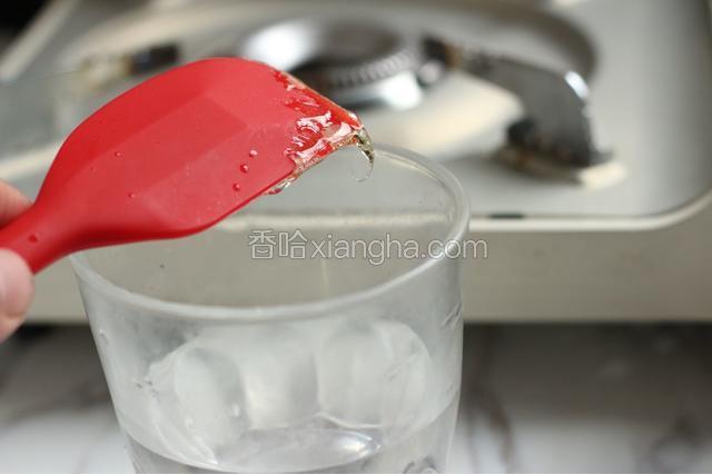 观察糖水泡泡变得较细密，糖水颜色呈琥珀色，就可以用一种简易方法测试糖浆是否熬制到位：可以用刮刀沾点糖水，放入冷水中冷却。用手捏起来变硬、变脆，就表示可以裹糖液了，反之粘手就是还需熬一会儿。如果手头有测糖水的温度计，150度左右就差不多了。
