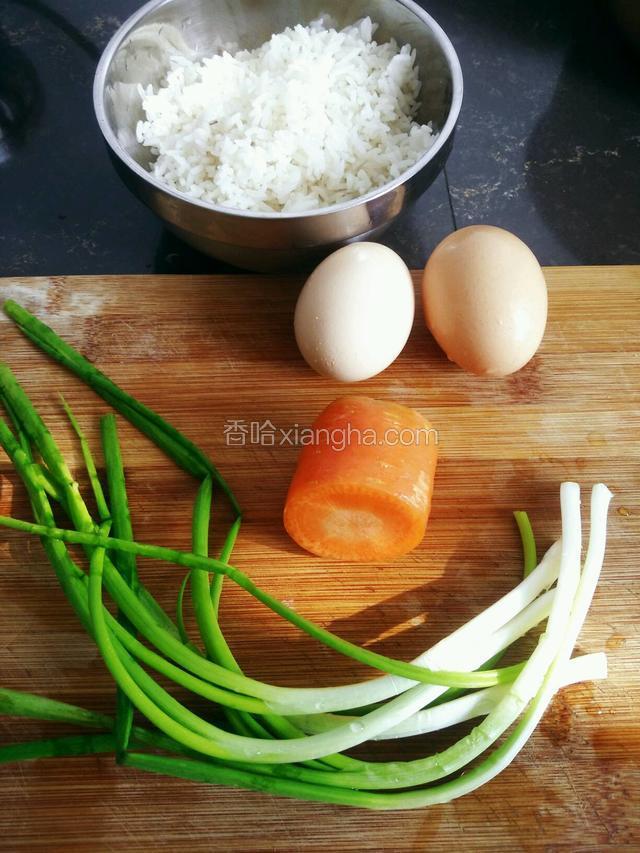 准备食材，手洗干净不擦干，将米饭抓散，这样不沾手，很容易抓散