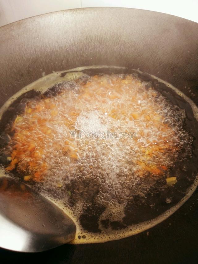 烧开水，放胡萝卜焯水30秒左右