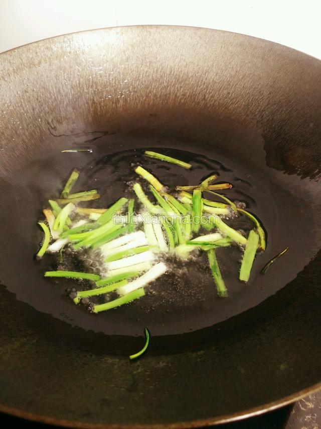 热锅倒油烧至三成热，放葱段小火炸干，油可以多一点，用不了的盛出来可以做葱油面