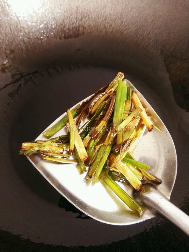 葱段炸到酥脆捞出留着
