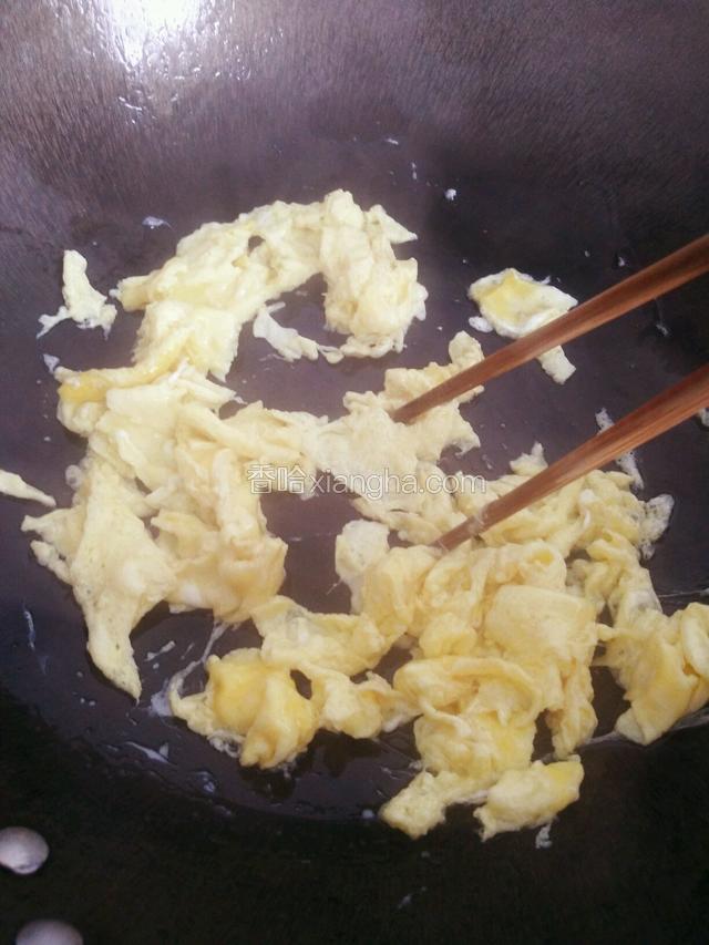 小火倒入蛋液，即将凝固时迅速用筷子划散，盛出备用