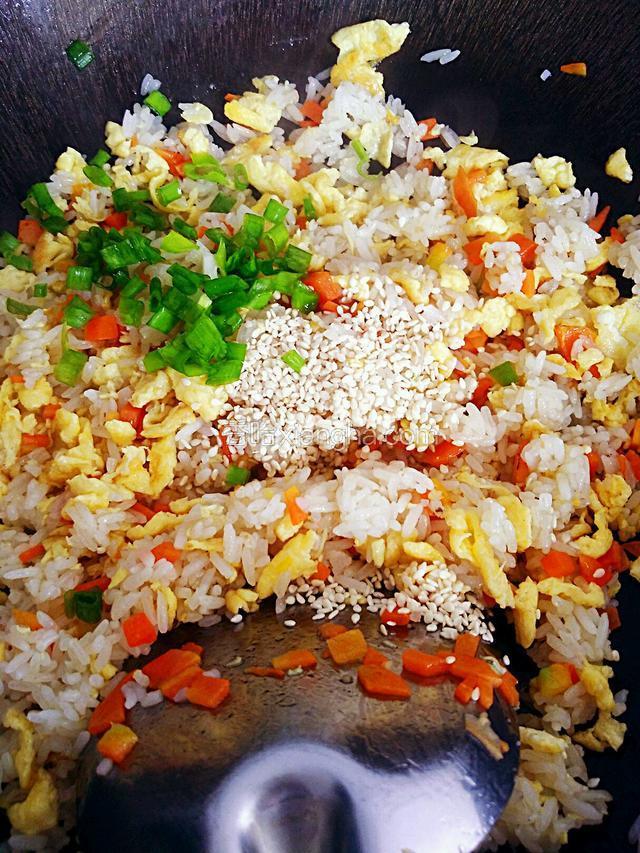 加入葱花，芝麻，鸡精 翻炒均匀，即可关火