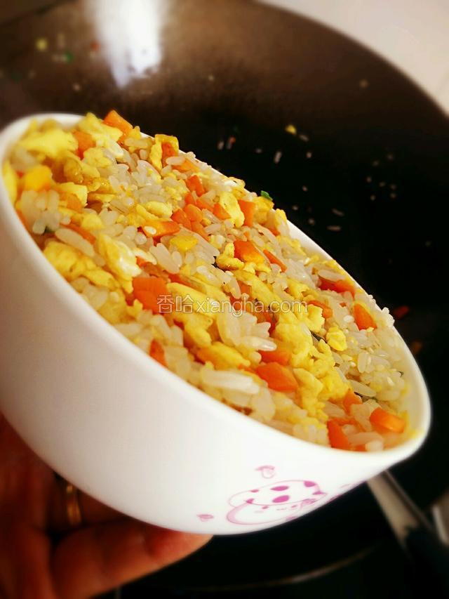 用小碗装好，尽量压实，用盘子扣上倒翻过来