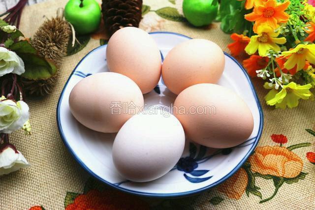 取5个鸡蛋，这里依据个人口味以及其他食材的量来决定。