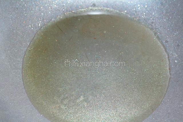 油锅烧热，放入适量油加热。