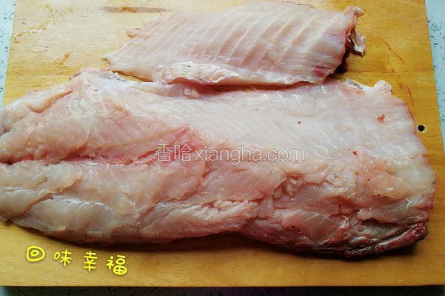 青鱼去鳞，去内脏，分成两半。由于鱼大只用了一半，剔去大骨头。