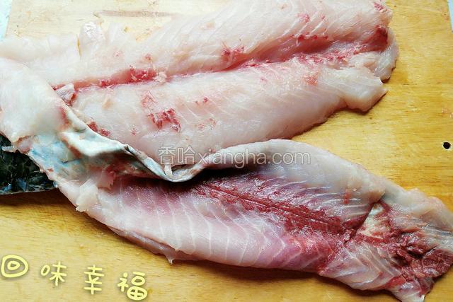 手抓鱼背，用锋利一点的刀轻轻沿鱼背一直刮到鱼尾，使鱼肉和鱼皮分离。为了做出来的鱼圆更白一些，把红色的鱼肉轻轻削除。