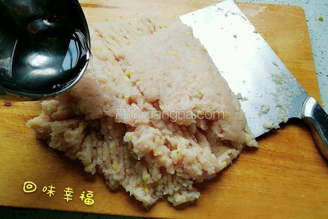 用刀剁，觉得鱼肉开始粘刀就加少许的水。剁完一面后用刀将下面的鱼肉翻上来接着剁。