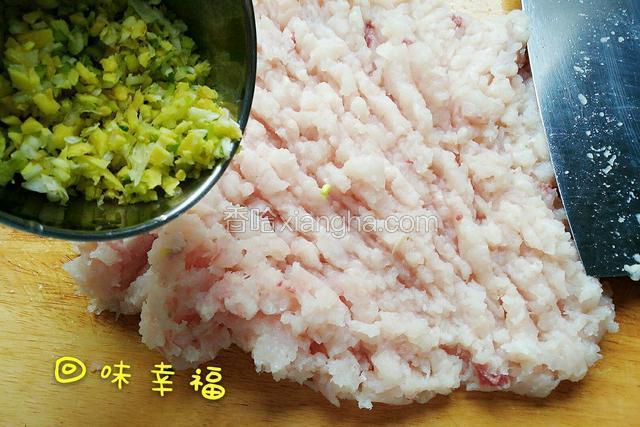 加入剁碎的葱花和姜粒，继续剁鱼肉直到鱼肉变得很粘稠很细腻的鱼糜。