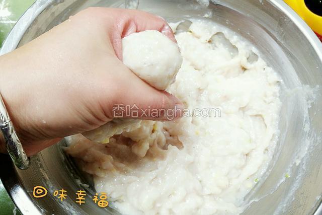 起锅放大半锅冷水。左手虎口挤出一个小丸，用一个汤勺把丸子放入凉水锅中，依次放入所有的丸子，直到鱼糜用完。