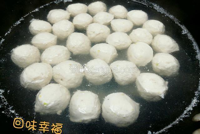 燃气灶开小火慢慢温养五分钟，转中火，锅中的水沸腾后即可关火。
