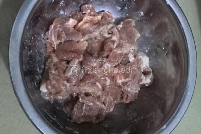 瘦肉洗净切片，用适量生粉腌5—10分钟，再洗净，辣椒和蒜苗洗净切段（忘拍照了）待用。
