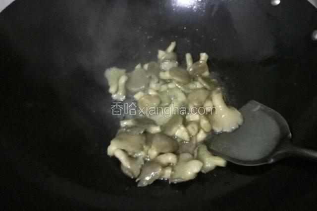 热锅放适量油，倒入秀珍菇大火翻炒。