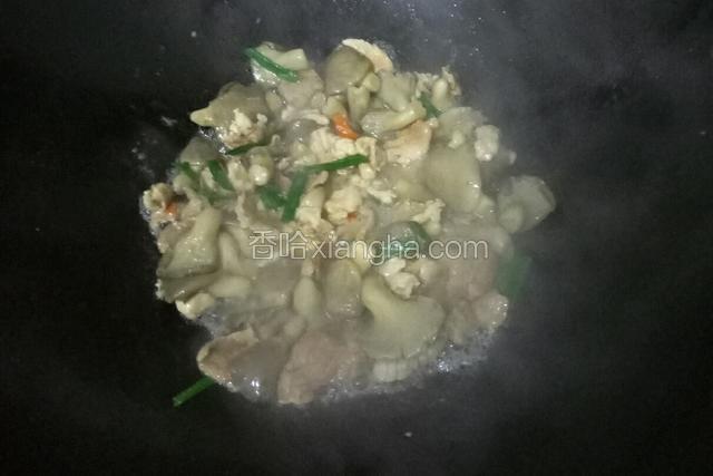 炒软至八分熟倒入切好的瘦肉、辣椒、蒜苗，加入适量鸡粉和食盐大火翻炒至熟加入适量生抽炒均匀即可出锅。