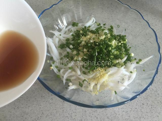 加适量料酒、精盐、胡椒粉、葱末和银鱼搅拌均匀；
