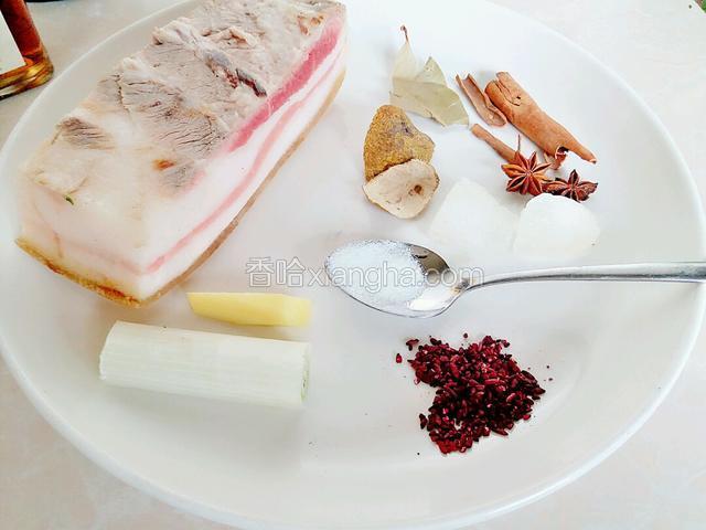 提前把买回来的五花肉焯水十分钟，基本断生为好。再把烧东坡肉的各种调料准备好。