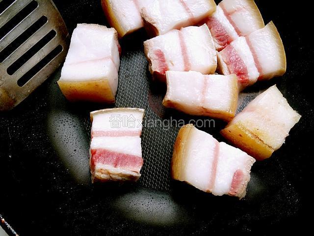 锅洗净，把切好的五花肉下锅，开中火，把五花肉在锅内煎制成焦黄色，而且要煎出少许油来，以免吃起来腻。