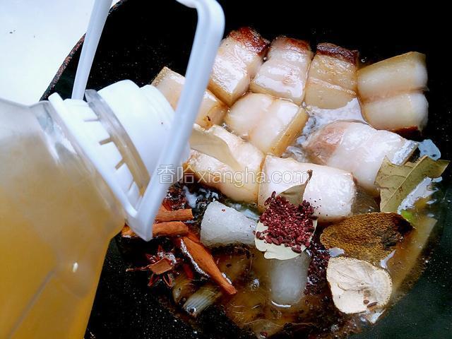 再把两百克左右的黄酒倒入锅内