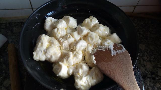 一直把棉花糖搅拌融化。