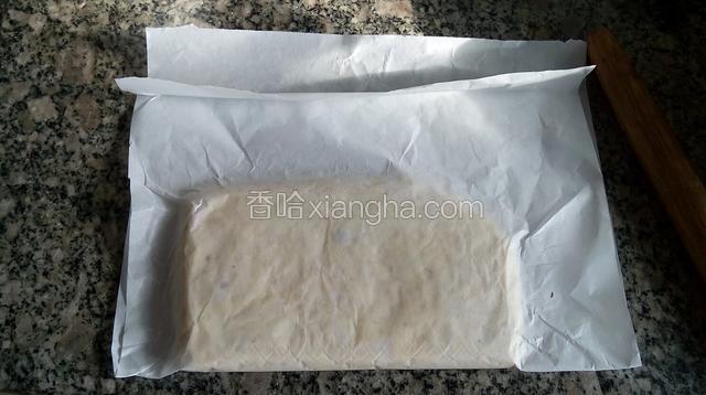 稍凉一会儿，用擀面杖擀成4厘米厚左右方型或长方型，放入冰箱冷冻半小时。