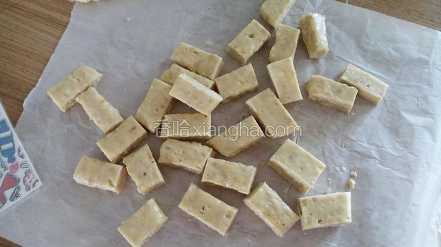 冷冻后切成小块。
