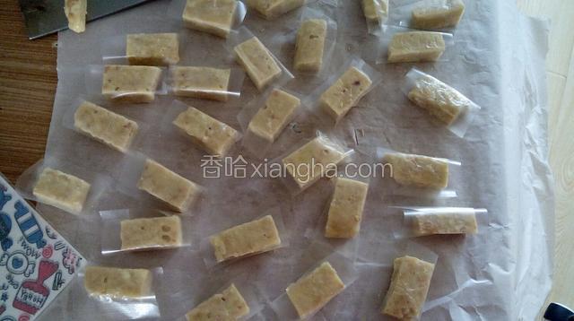再把每个小块糖，包上糯米纸