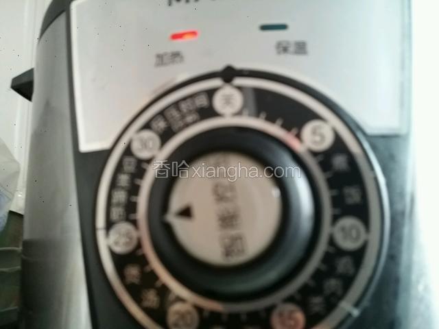 盖上盖插上电，然后把旋钮调到炖汤类。
需要25分钟