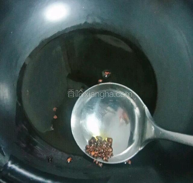 关火，将花椒粒捞出不要。花椒油就做好了。