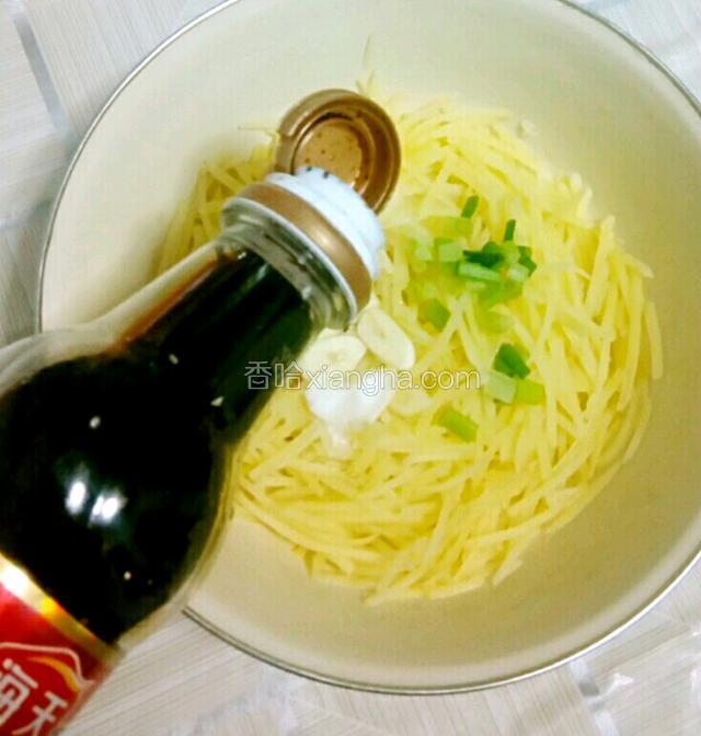 倒入生抽。