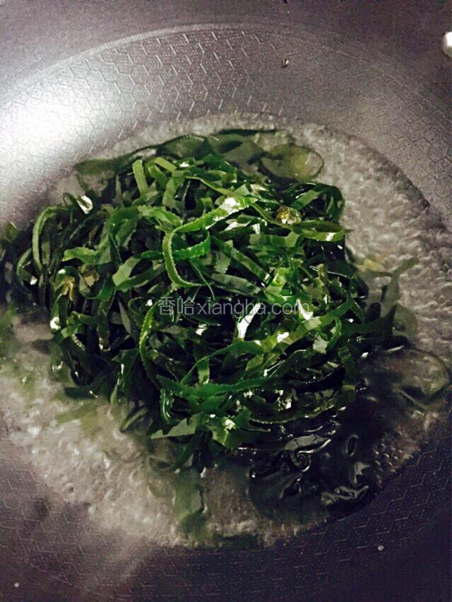 将洗干净的海带丝稍微煮一会