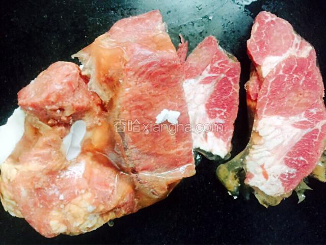 将成品熟牛肉切块，大小薄厚自己掌握，也可以用自己煮的熟牛肉