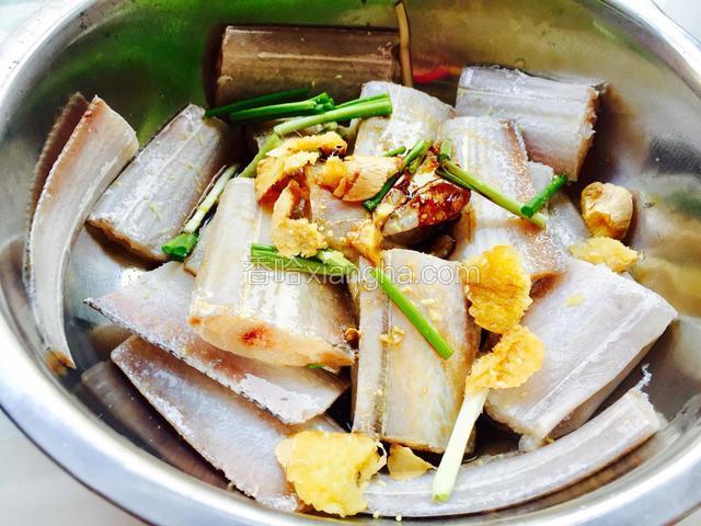 把洗干净的带鱼段控干水份，放入盆中，加入葱段，姜片，料酒，盐4克，鸡精2克，白胡椒粉3克，生抽一勺，红烧酱油半勺，然后搅拌均匀，放在一旁腌制一个小时入味。