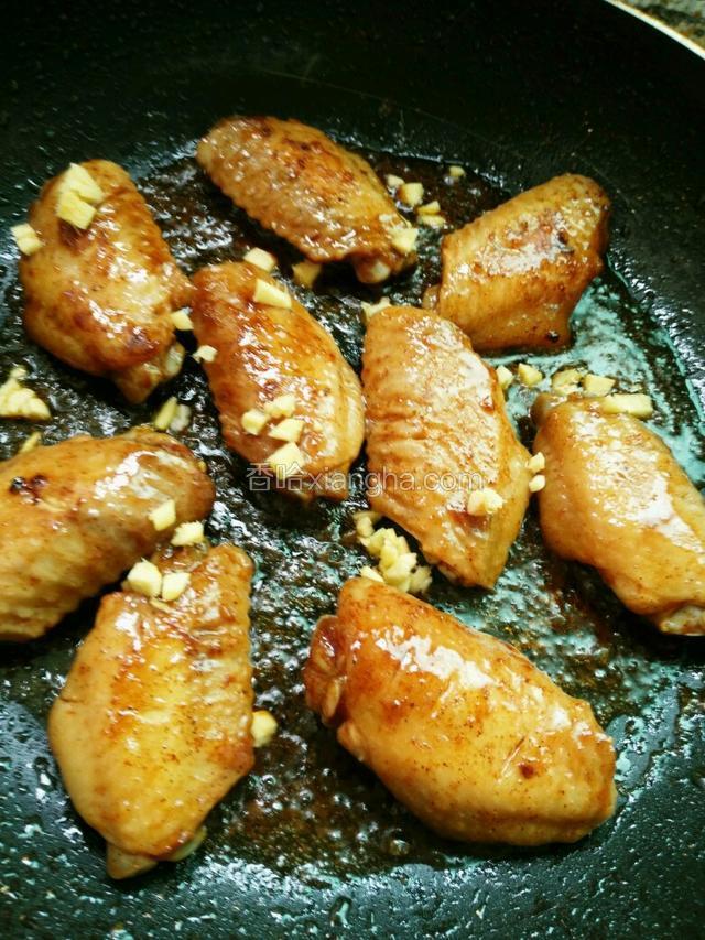 放入生姜蒜末，和耗油。