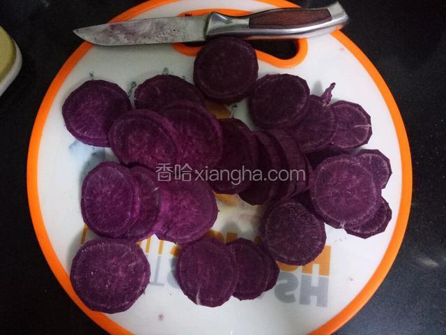 紫薯洗净去皮，切片
