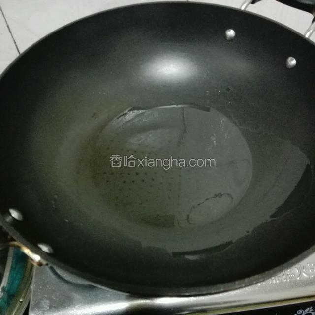 平底不粘锅烧热转小火，倒入少许油。