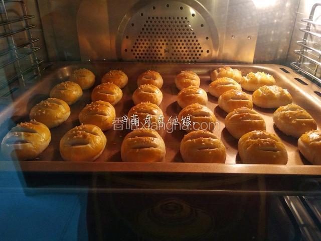 送入预热好的烤箱中层，上下火180度烤25-30分钟，表面蛋液凝结并上色即可。
可以在下层插入一个烤盘，防止底部上色过深。