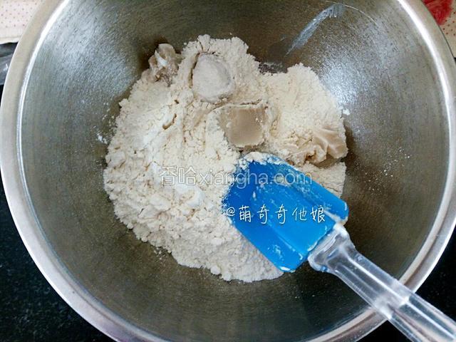 接着做油酥，油酥材料面粉和猪油放容器里，用刮刀按均匀。