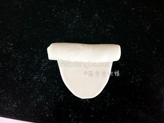 由上至下卷起来。