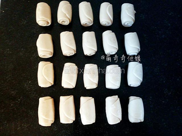 依次完成擀卷，松弛30分钟。
边做边盖好，我是为了拍照才揭开的。
一定要松弛够，让面团有足够的延展性，这样包馅的时候才不会破。