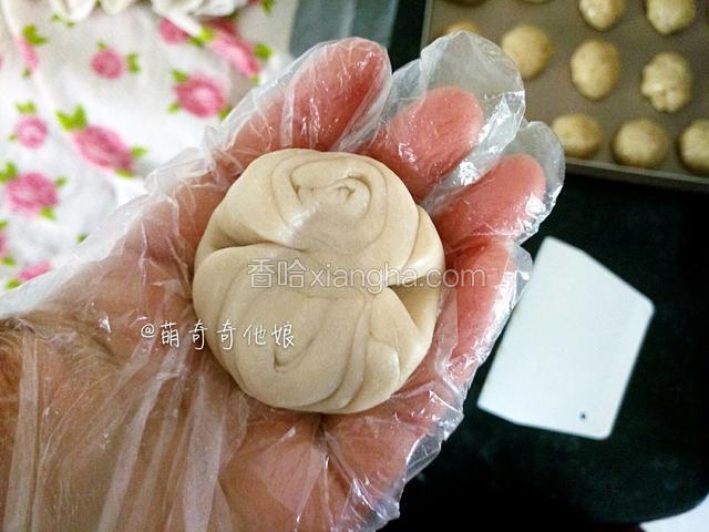 再把两头往中间按扁，如图。