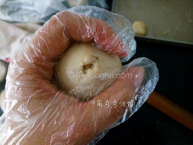 用虎口位置慢慢向上推着收口即可。