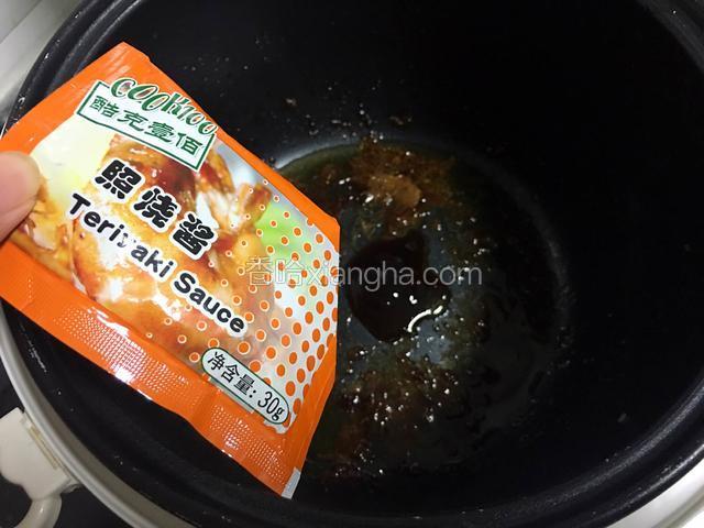 翅根摆放盘中。在把10克左右的照烧酱和清水放入电饭煲内胆中熬制浓稠。