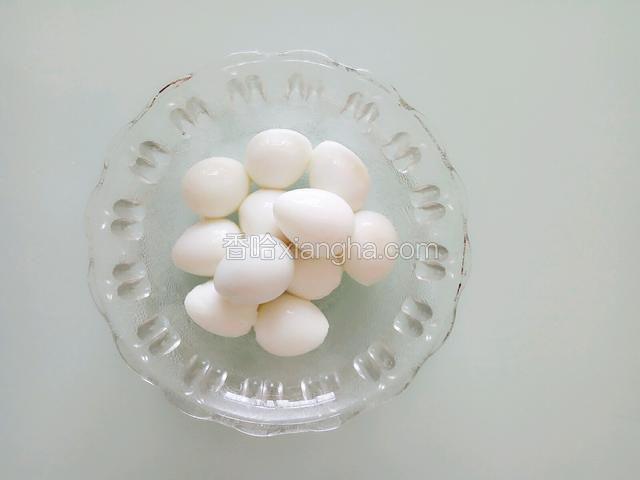 鹌鹑蛋煮好去壳！