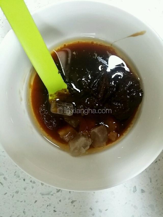 将香油、耗油、料酒、冰糖、豆瓣酱放入小碗调匀
